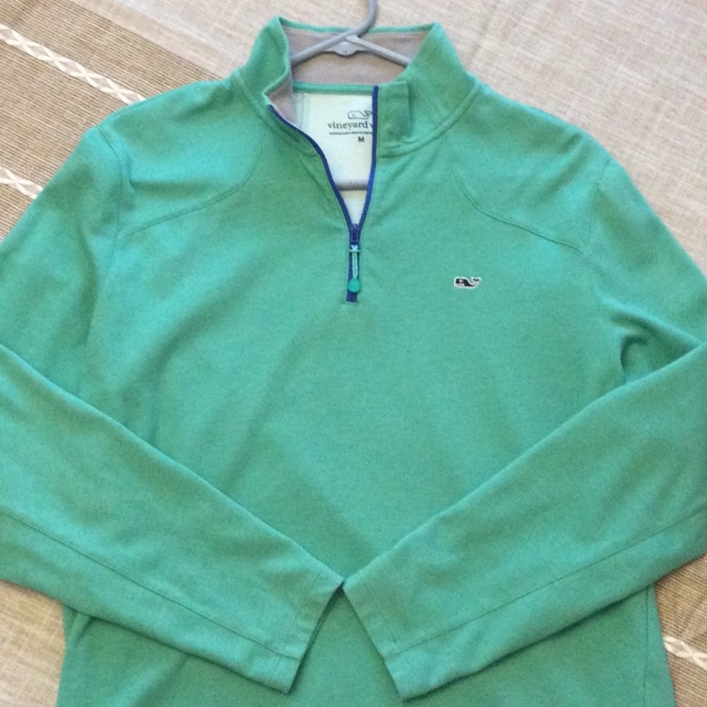 Men’s Vineyard Vines pullover, size Medium